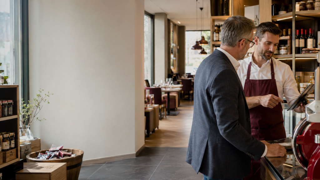 consultant DLM Management accompagnant un commerce dans l'amélioration de sa performance et de l'expérience client en Suisse romande.